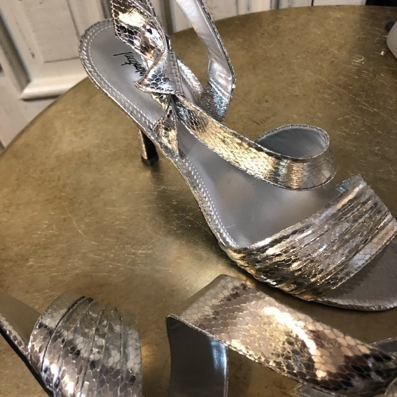 Silver metallic 3 inch‎ heels no signs of wear open toe size 9 - Picture 2 of 4